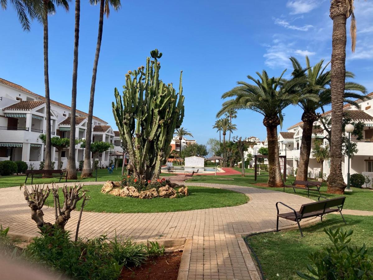 Chalet adosado en urbanización con precioso jardín Dénia Exterior foto